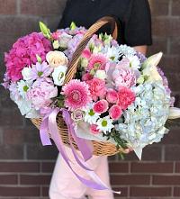 Цветочная композиция из Розы, Хризантемы, Пионы и Лизиантусы в корзине в Агрогородок